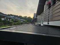 Aranżacja: Wąska pergola na taras 2x4 Nefir 2.0 Antracyt z obrotowymi lamelami, Gartwerk
