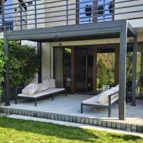 Aranżacja: Wąska pergola na taras 2x4 Nefir 2.0 Antracyt z obrotowymi lamelami, Gartwerk