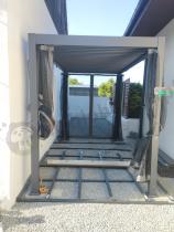 Aranżacja: Wąska pergola tarasowa lamelowa 2x4 Nefir 2.0 Antracyt + zasłony i moskitiera, Gartwerk