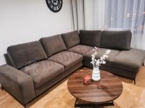 Aranżacja: Welurowy narożnik z funkcją spania Flavio Slim brązowy 255x214cm prawy