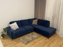 Aranżacja: Welurowy narożnik z funkcją spania Flavio Slim granatowy 255x214cm prawy
