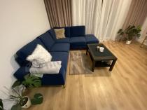 Aranżacja: Welurowy narożnik z funkcją spania Flavio Slim granatowy 255x214cm prawy