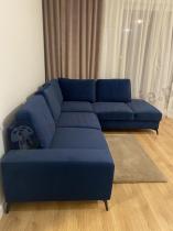Aranżacja: Welurowy narożnik z funkcją spania Flavio Slim granatowy 255x214cm prawy