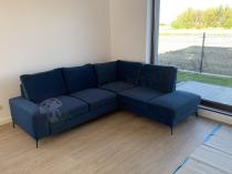 Aranżacja: Welurowy narożnik z funkcją spania Flavio Slim granatowy 255x214cm prawy