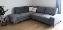 Aranżacja: Welurowy narożnik z funkcją spania Flavio Slim jasnoszary 255x214cm lewy