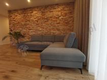 Aranżacja: Welurowy narożnik z funkcją spania Flavio Slim jasnoszary 255x214cm prawy
