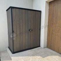 Aranżacja: Wysoka szafa ogrodowa z dwiema półkami Keter Deco Vertical Shed 1400 L Walnut
