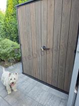 Aranżacja: Wysoka szafa ogrodowa z dwiema półkami Keter Deco Vertical Shed 1400 L Walnut