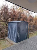 Aranżacja: Wzmacniany domek narzędziowy metalowy Dettel Plus 180x180x205cm - drzwi na zawiasach - Antracite A16