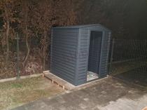 Aranżacja: Wzmacniany domek narzędziowy metalowy Dettel Plus 180x180x205cm - drzwi na zawiasach - Antracite A16