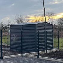 Aranżacja: Wzmacniany domek narzędziowy metalowy Dettel Plus 240x240x205cm - drzwi na zawiasach - Antracite A16