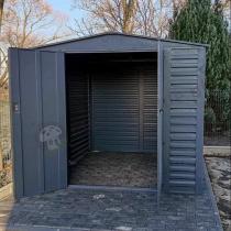 Aranżacja: Wzmacniany domek narzędziowy metalowy Dettel Plus 240x240x205cm - drzwi na zawiasach - Antracite A16