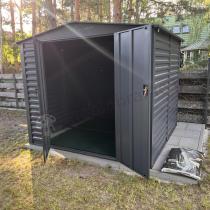 Aranżacja: Wzmacniany domek narzędziowy metalowy Dettel Plus 240x240x205cm - drzwi na zawiasach - Antracite A16