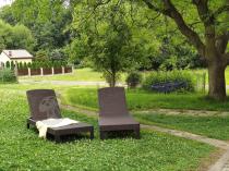 Aranżacja: Zestaw dwóch leżaków ogrodowych składanych Jaipur Sun Lounger brązowy