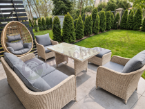 Aranżacja: Zestaw mebli technorattanowych z sofą 180cm, fotelami, pufami i wysokim stołem Novici Dining Creme