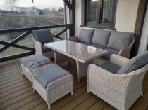 Aranżacja: Zestaw mebli technorattanowych z sofą 180cm, fotelami, pufami i wysokim stołem Novici Dining Creme