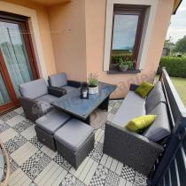 Aranżacja: Zestaw mebli z sofą 186cm, wysokim stołem, fotelami i pufami Cofete Dining – Anthracite
