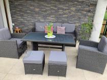 Aranżacja: Zestaw mebli z sofą 186cm, wysokim stołem, fotelami i pufami Cofete Dining – Anthracite