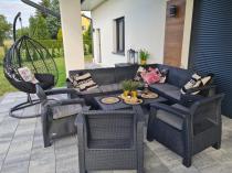 Aranżacja: Zestaw na taras dla 9 osób z narożnikiem, stołem podnoszonym i trzema fotelami Relly VI grafit