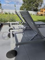 Aranżacja: Zestaw szarych leżaków z kółkami na taras Ahelo - Silver 2 szt.