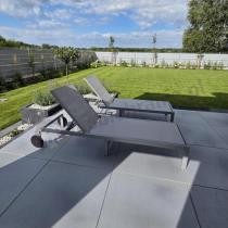 Aranżacja: Zestaw szarych leżaków z kółkami na taras Ahelo - Silver 2 szt.