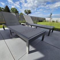 Aranżacja: Zestaw szarych leżaków z kółkami na taras Ahelo - Silver 2 szt.