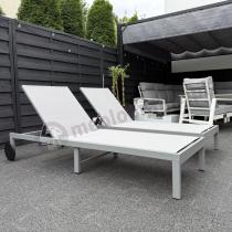 Aranżacja: Zestaw szarych leżaków z kółkami na taras Ahelo - Silver 2 szt.
