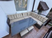 Aranżacja: Zestaw technorattanowy na taras narożnik z poduszkami z pikowaniem + pufy i stół Cofete Brown