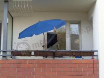 Balkon osłonięty parasolem ogrodowym SunLine III 150