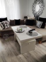 Biała ława z połyskiem Aversa w salonie w stylu glamour