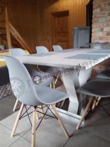 Białe krzesła z tworzywa sztucznego i stół do kuchni