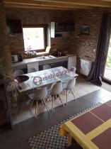 Biały rozkładany stół do kuchni na jednej nodze i krzesła 