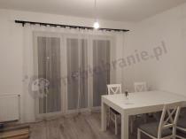 Biały stół i krzesla w salonie