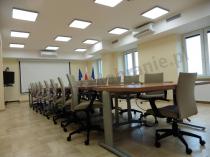 Biurowe fotele obrotowe beżowe Millo w przestronnej sali konferencyjnej