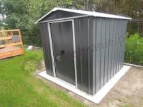 Blaszany domek na działkę ze spiczastym dachem ogrodowy narzędziowy