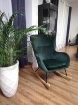 Bujany fotel w przestronnym salonie