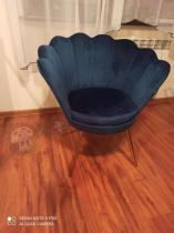 Ciemnoniebieski fotel muszla ze złotymi nogami 