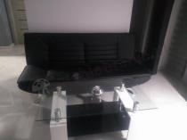 Czarna sofa w salonie urządzonym w stylu nowoczesnym