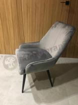 Designerski, szary fotel do salonu na czarnych nogach