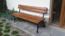 Drewniana ławka ogrodowa żeliwna pod domem