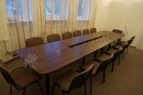Duży stół konferencyjny dla 14 osób Samba w kolorze mahoniowym na czarnych nogach