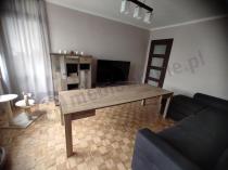 Duży stół w salonie z regałem retro