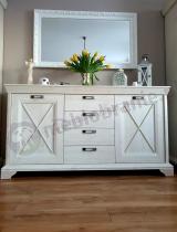 Elegancka komoda pod lustrem w salonie