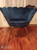 Elegancki fotel welurowy w kształcie muszli