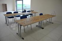 Elegancki komplet składanych stołów konferencyjnych 160x80 cm w kolorze jasnego dębu w dużej sali