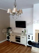 Elegancki salon z szafką w stylu prowansalskim
