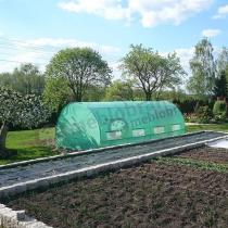 Foliak na stelażu metalowym używany w ogrodzie warzywnym