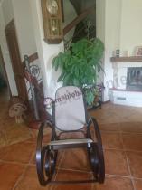 Fotel bujany brązowy w klasycznym salonie