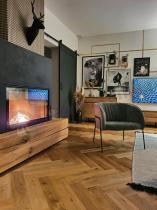 Fotel tapicerowany w designerskim wnętrzu