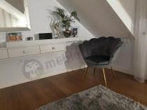 Fotel typu muszla na poddaszu utrzymanym w stylu glamour